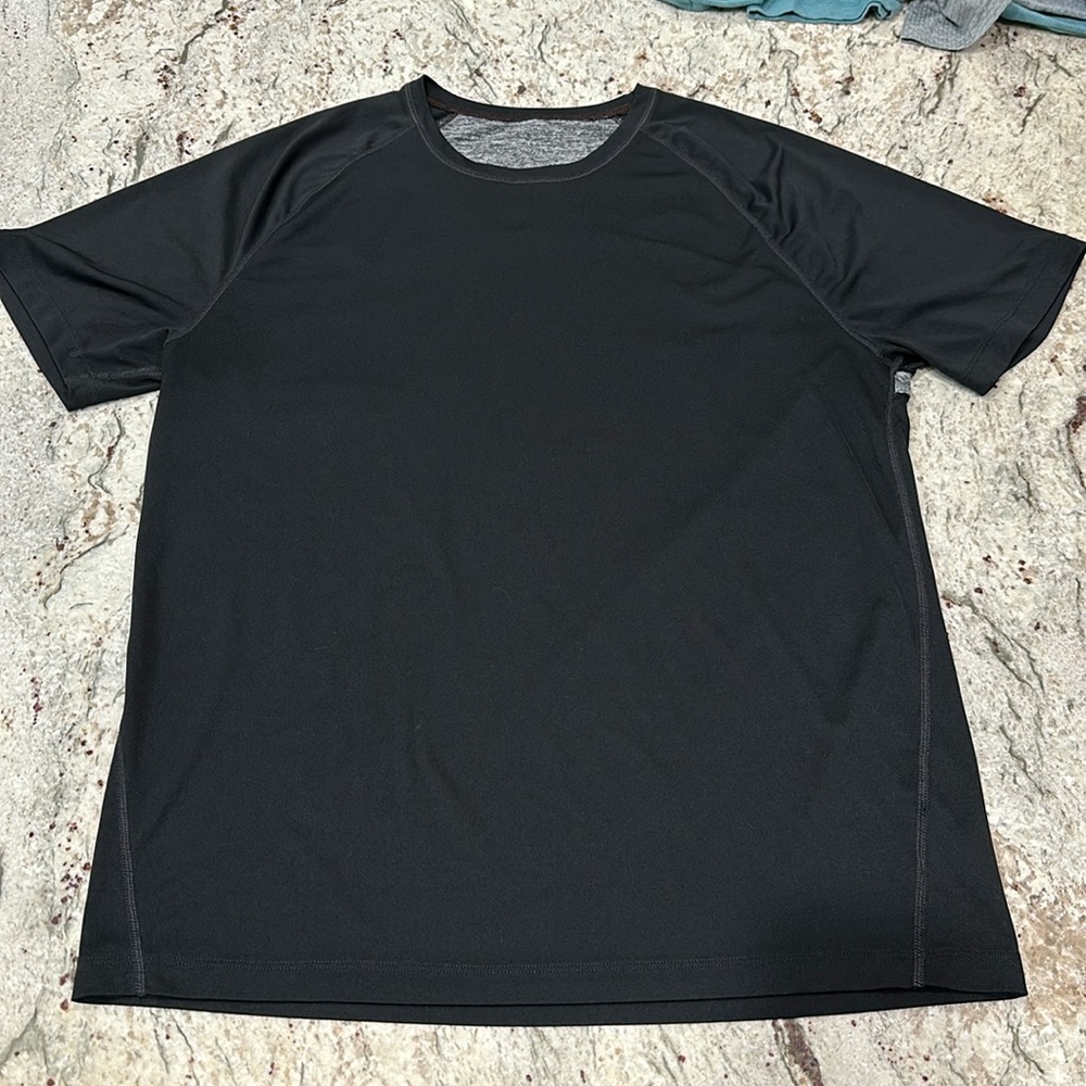 Gap Men’s Short Sleeve Large Shirt, Moatly Black with a Heathered Curve on back